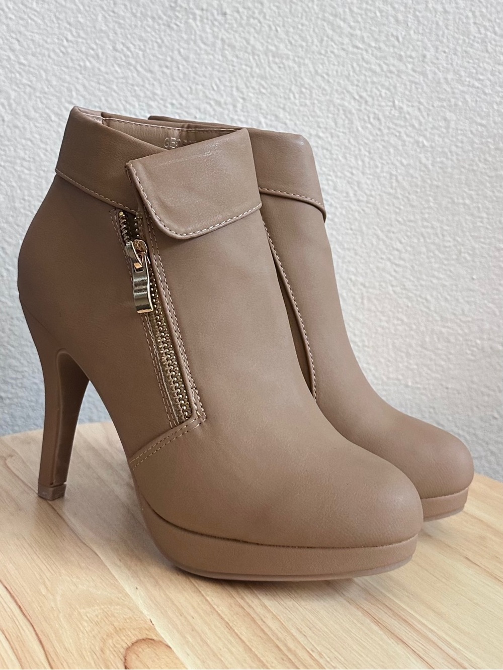 TOP Moda Women's Ankle Booties with Fold-Over Cuff & Zipper Size 6.5